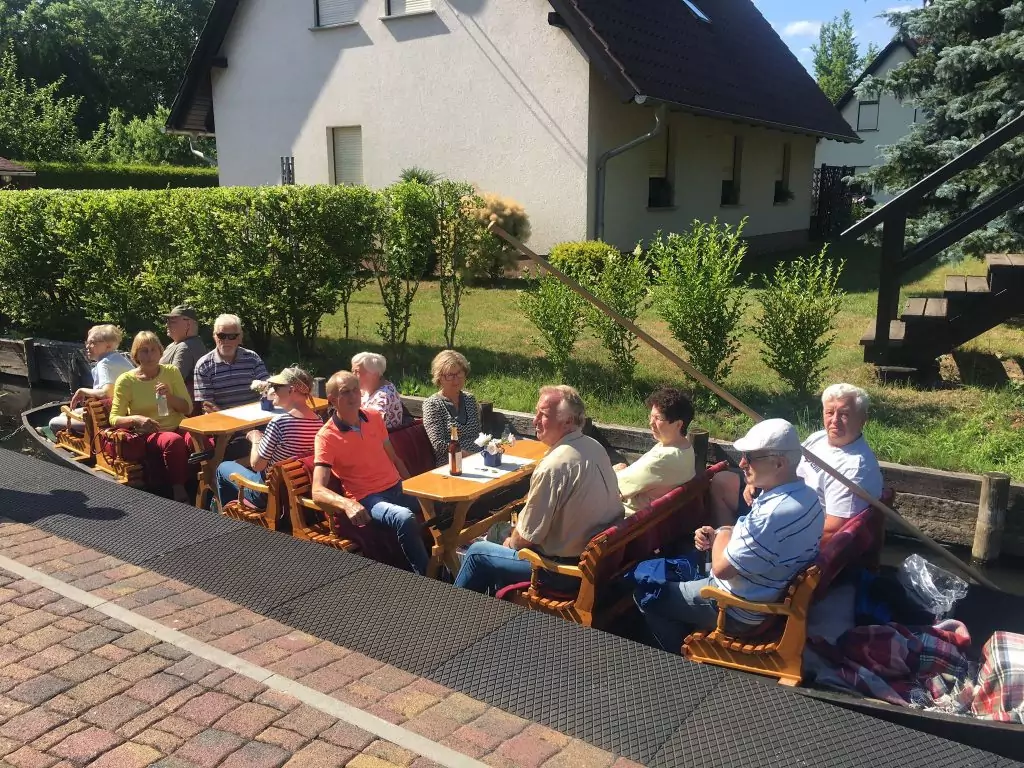 Gesellige Rentnerkahnfahrt in Lehde