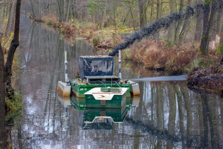 Entschlammungsarbeiten im Spreewald