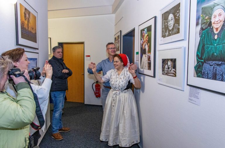 Burger Fotoausstellung „Übers Jahr – in Schwarz/Weiß und in Farbe“