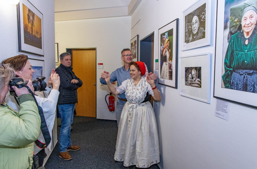 Burger Fotoausstellung „Übers Jahr – in Schwarz/Weiß und in Farbe“