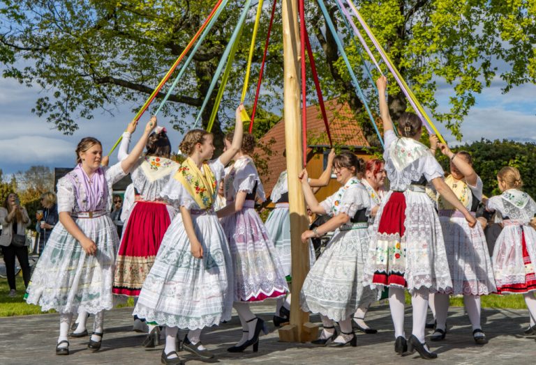 Radduscher Maibaum am alten und doch neuen Ort aufgestellt